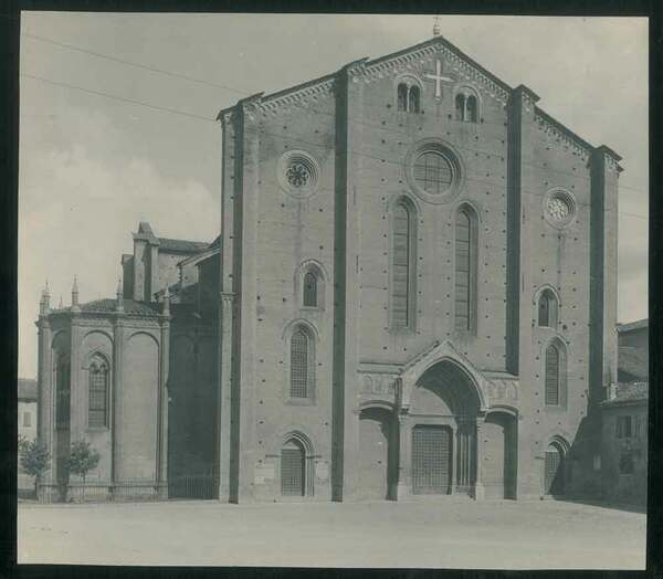 Grande fotografia della facciata della chiesa di San Francesco a …