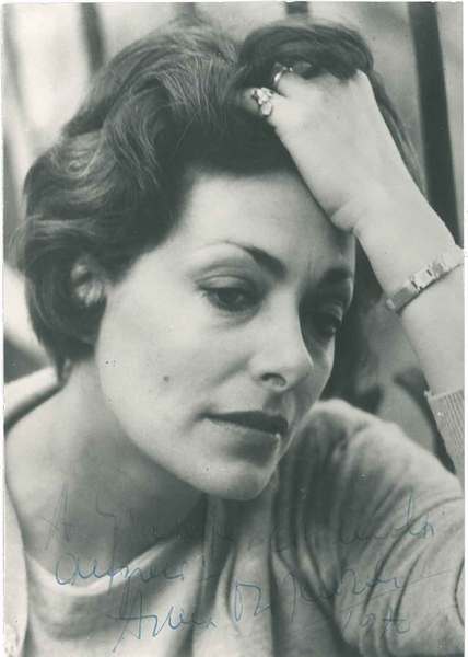 Fotografia originale, 10x15 cm, con dedica autografa dell'autrice alla base …