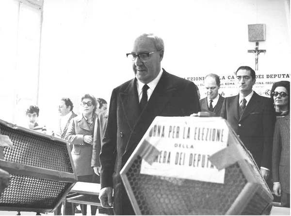 Fotografia originale: Roma 7/5/72, Primag giornata di votazioni in Italia …