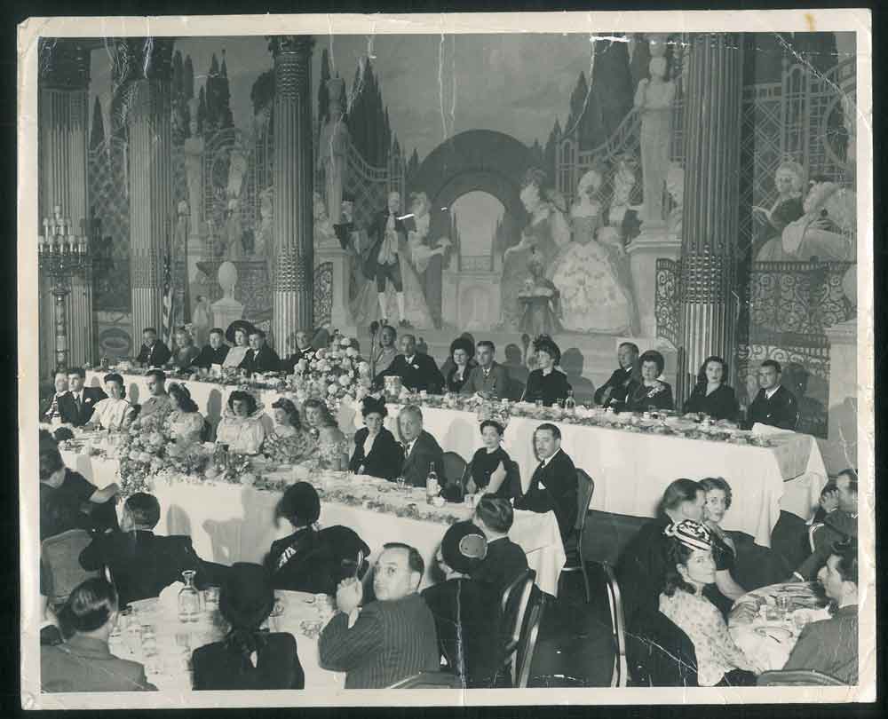 Grande fotografia di banchetto con personalità italiane e americane