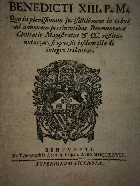 STEMMA PAPALE BENEDICTI XIII BENEVENTI 1728 frontespizio