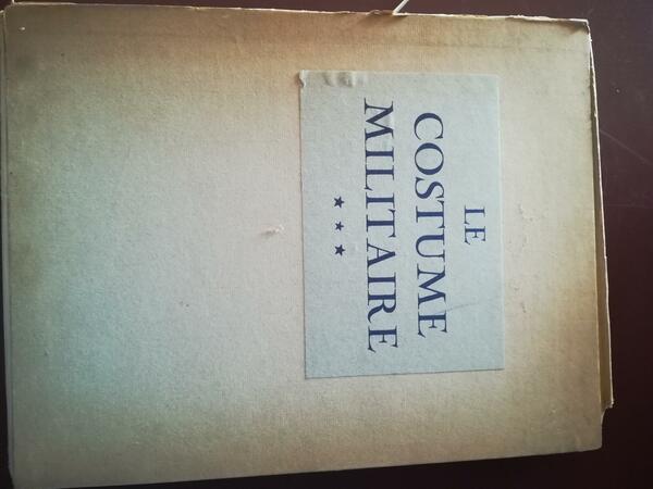 Le costume militaire a travers les ages