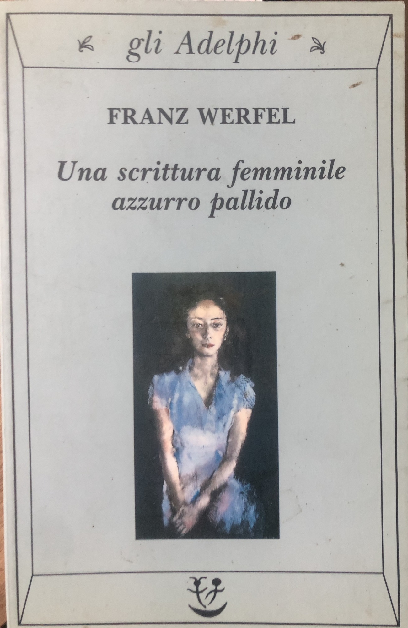Una scrittura femminile azzurro pallido