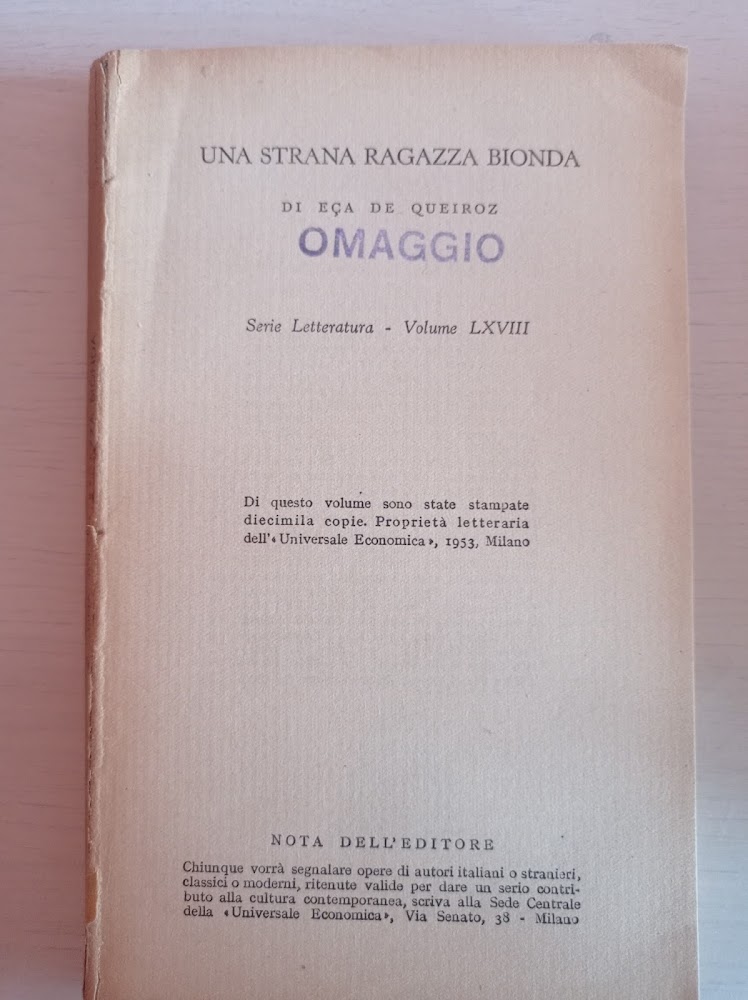 Una strana ragazza bionda