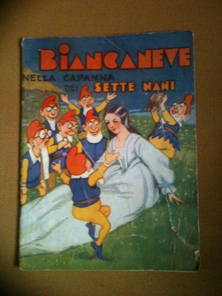 Biancaneve nella capanna dei sette nani.