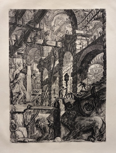 Grande struttura di archi con bassorilievo di due leoni in …