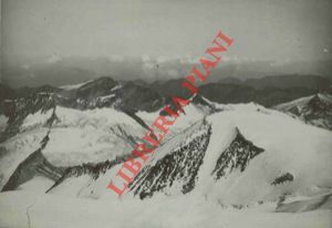 Veduta alpina con neve.