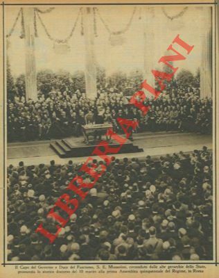 Il Capo del Governo e Duce del Fascismo, Mussolini, circondato …