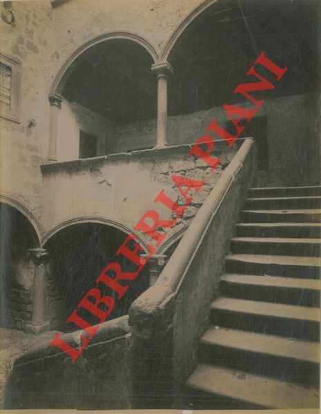 Toscanella (Tuscania). Cortile di casa medievale - S. Pietro, interno, …