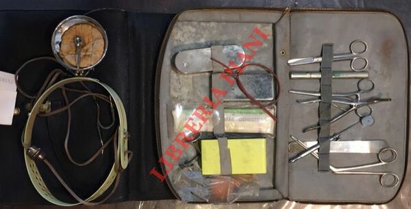 Borsa in pelle completa di attrezzi/strumenti da medico.