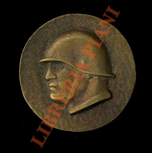 Disco metallico con volto di Mussolini con elmetto