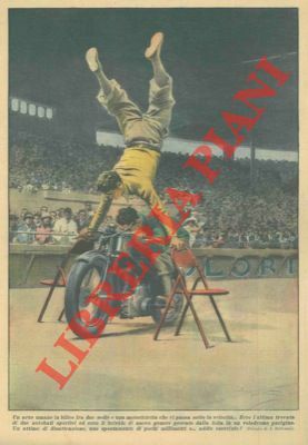 Un arco umano in bilico fra due sedie ed una …