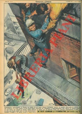 A Torino bimbo di sei anni esce sul terrazzo al …