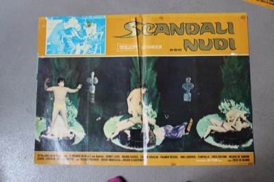 Scandali nudi.