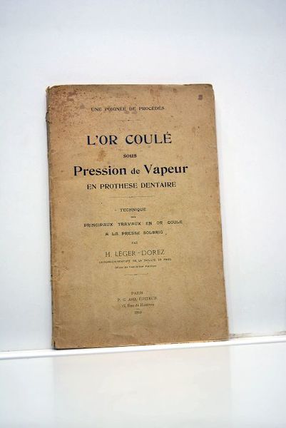 Une poignée de procédés. L'or coulé sous pression de vapeur …