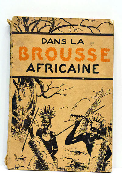Dans la Brousse africaine. Le Dr. E.G.Marcus en face de …