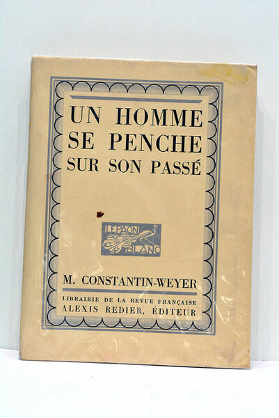 Un homme se penche sur son passé.