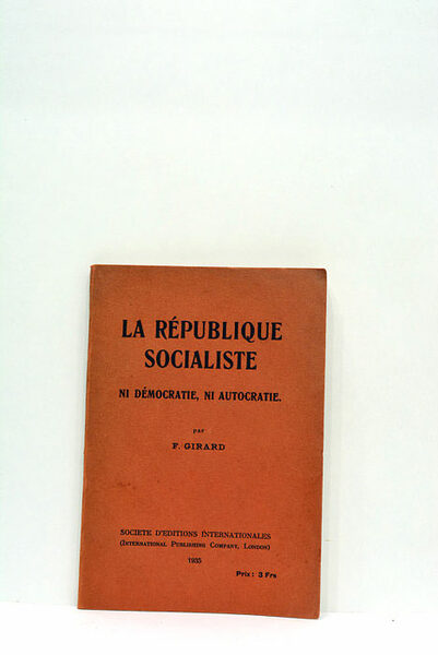 La République Socialiste. Ni démocratie, ni autocratie.