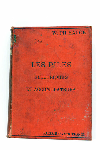 Les piles électriques, thermo-électriques et les accumulateurs. Édition Française par …