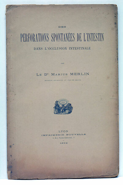 Des perforations spontanées de l'intestin dans l'occlusion intestinale.