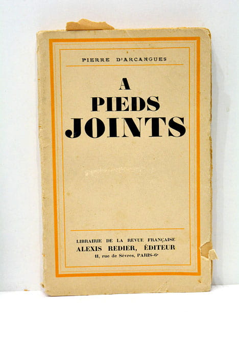 A Pieds Joints.