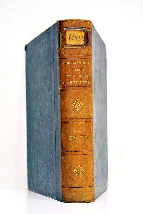 AIDE-MÉMOIRE à l'usage des officiers d'artillerie.