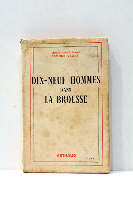 Dix-neuf hommes dans la brousse. 11 illustrations du Capitaine J. …