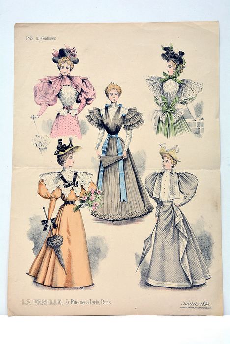 Gravure signée de toilettes de femmes. Revue La Famille, 5 …