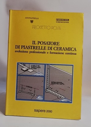IL POSATORE DI PIASTRELLE DI CERAMICA.