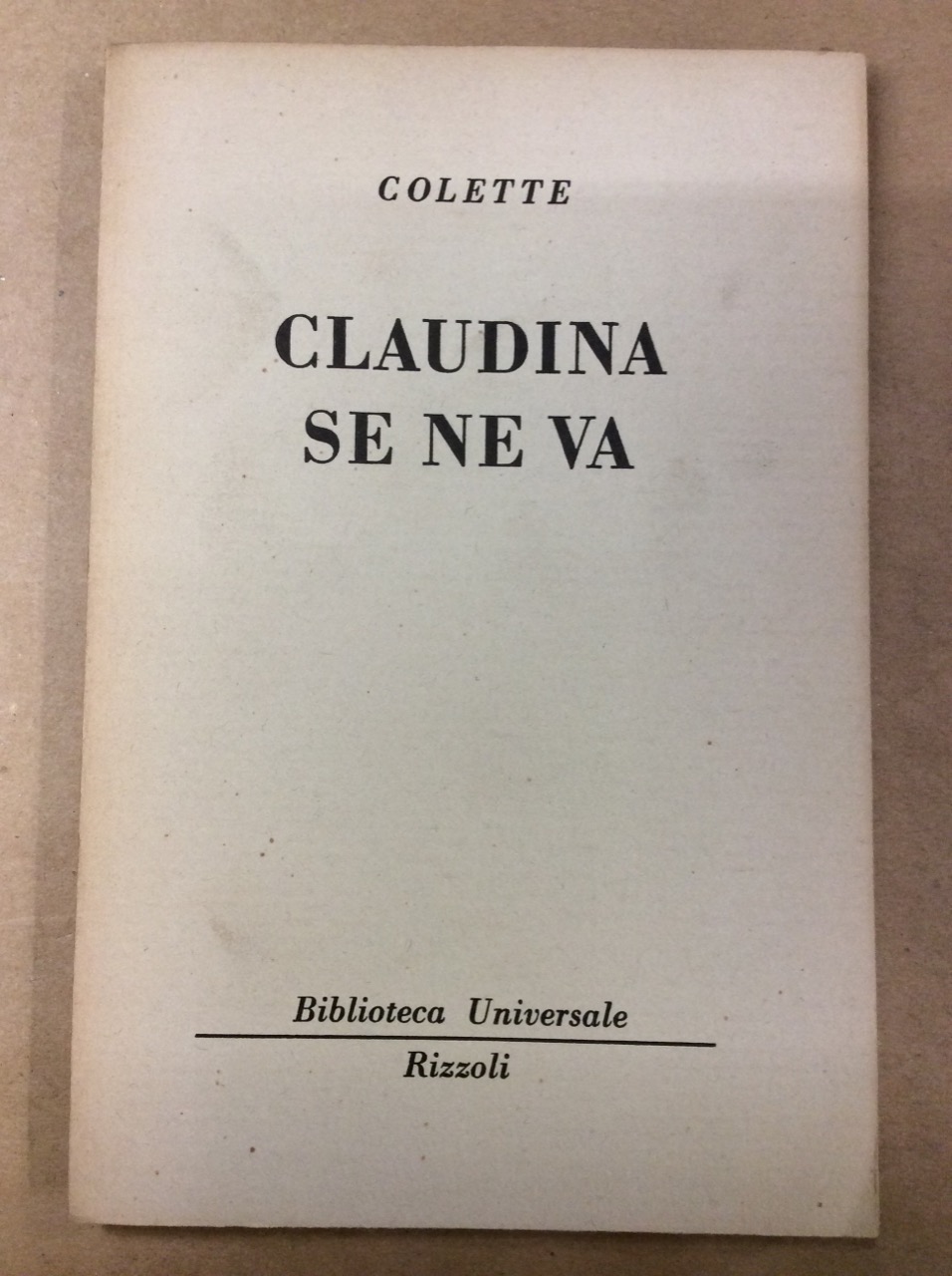 CLAUDINA SE NE VA.
