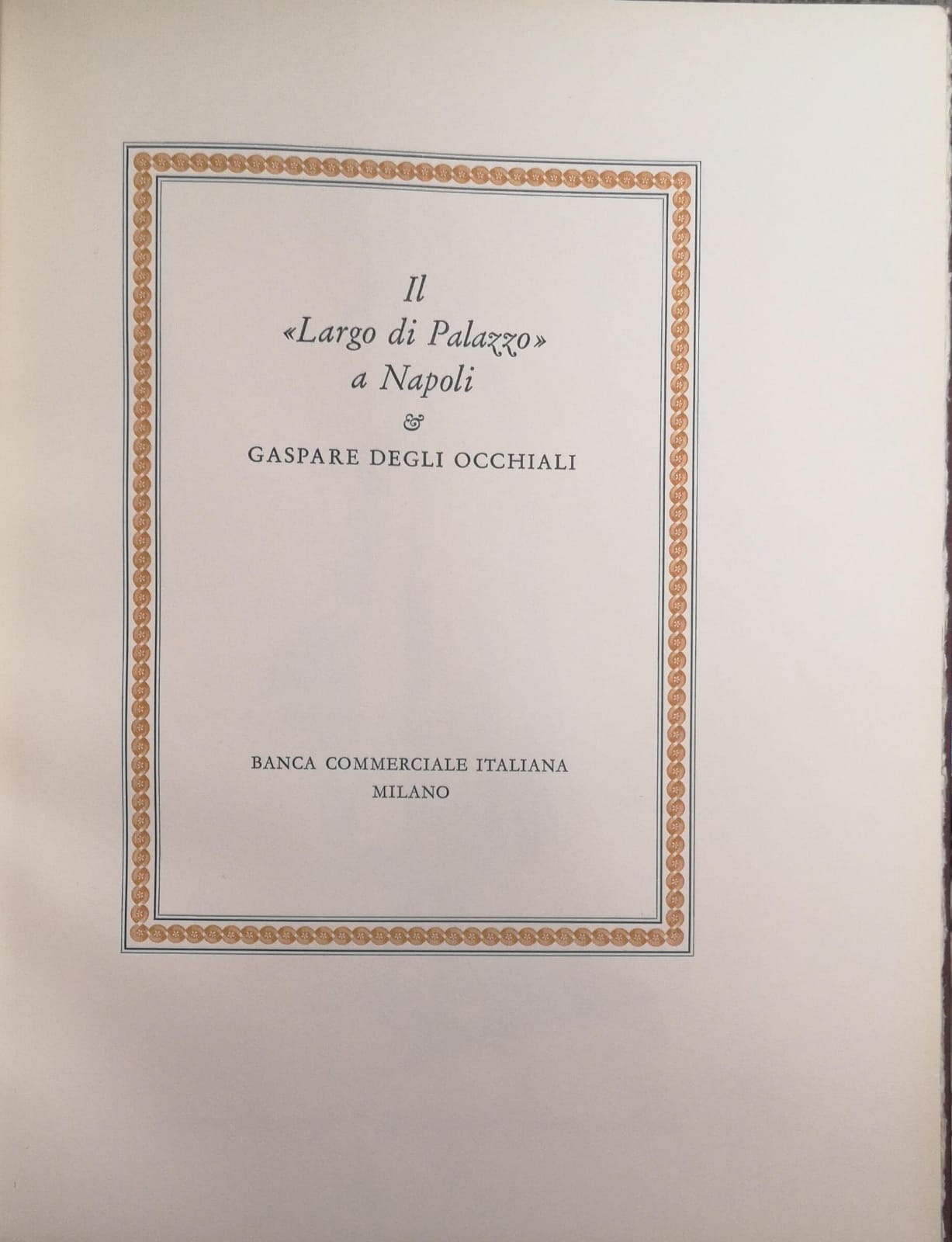 IL LARGO DI PALAZZO A NAPOLI E GASPARE DEGLI OCCHIALI.