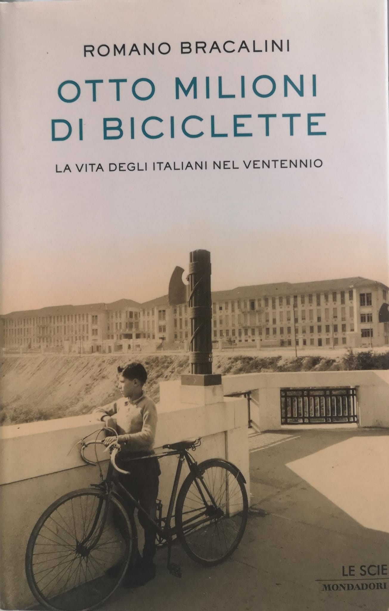 OTTO MILIONI DI BICICLETTE. LA VITA DEGLI ITALIANI NEL VENTENNIO.