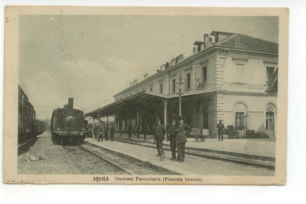 Cartolina Aquila Stazione Ferroviaria Piazzale Interno 1925 viaggiata treno