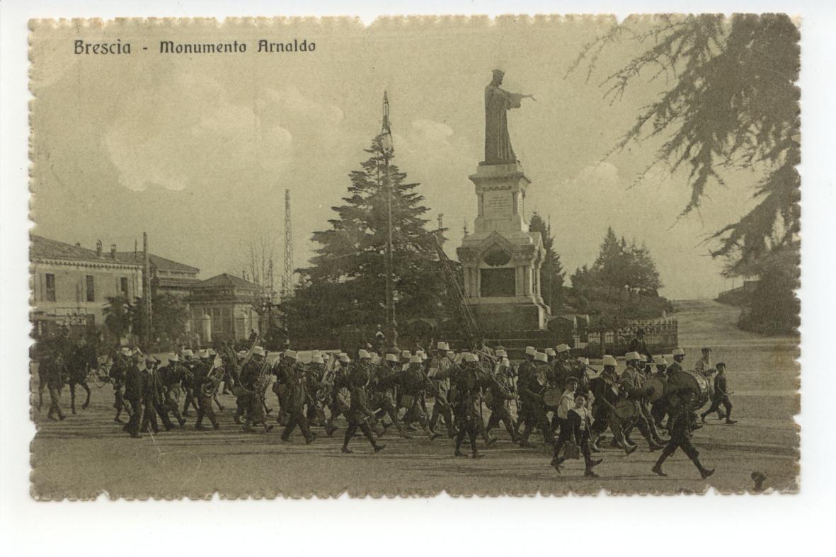 Cartolina Brescia Monumento Arnaldo 1915 viaggiata banda militare