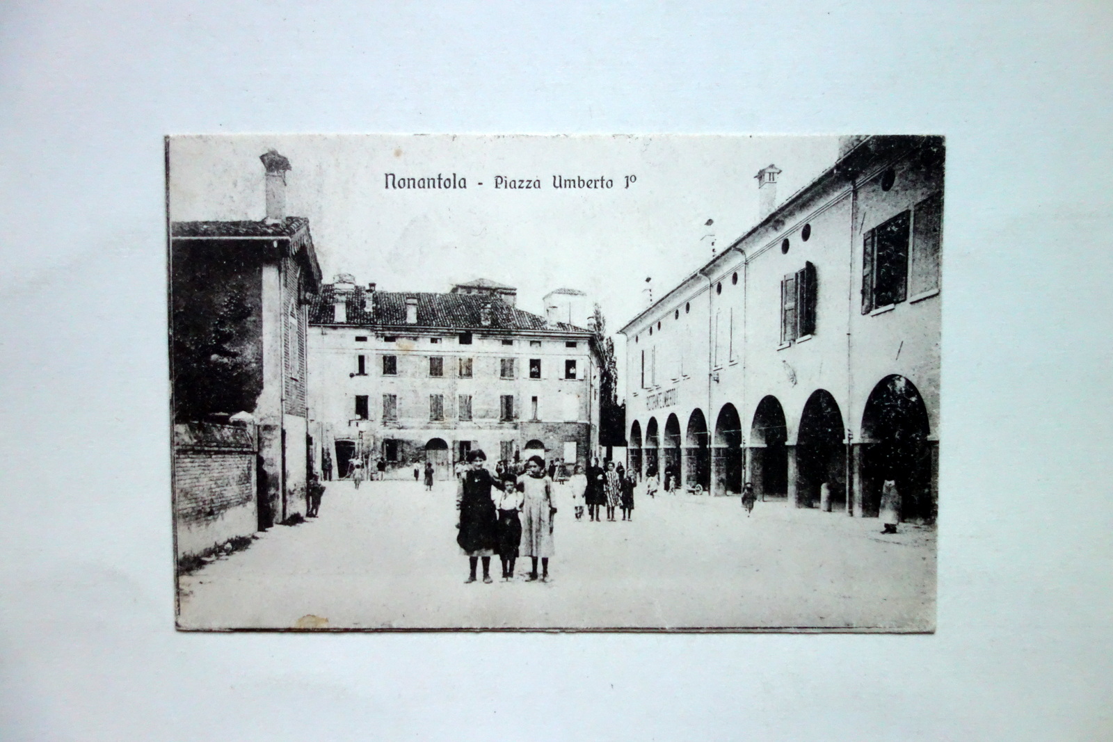 Cartolina Nonantola Modena Piazza Umberto I Viaggiata Animata 1920