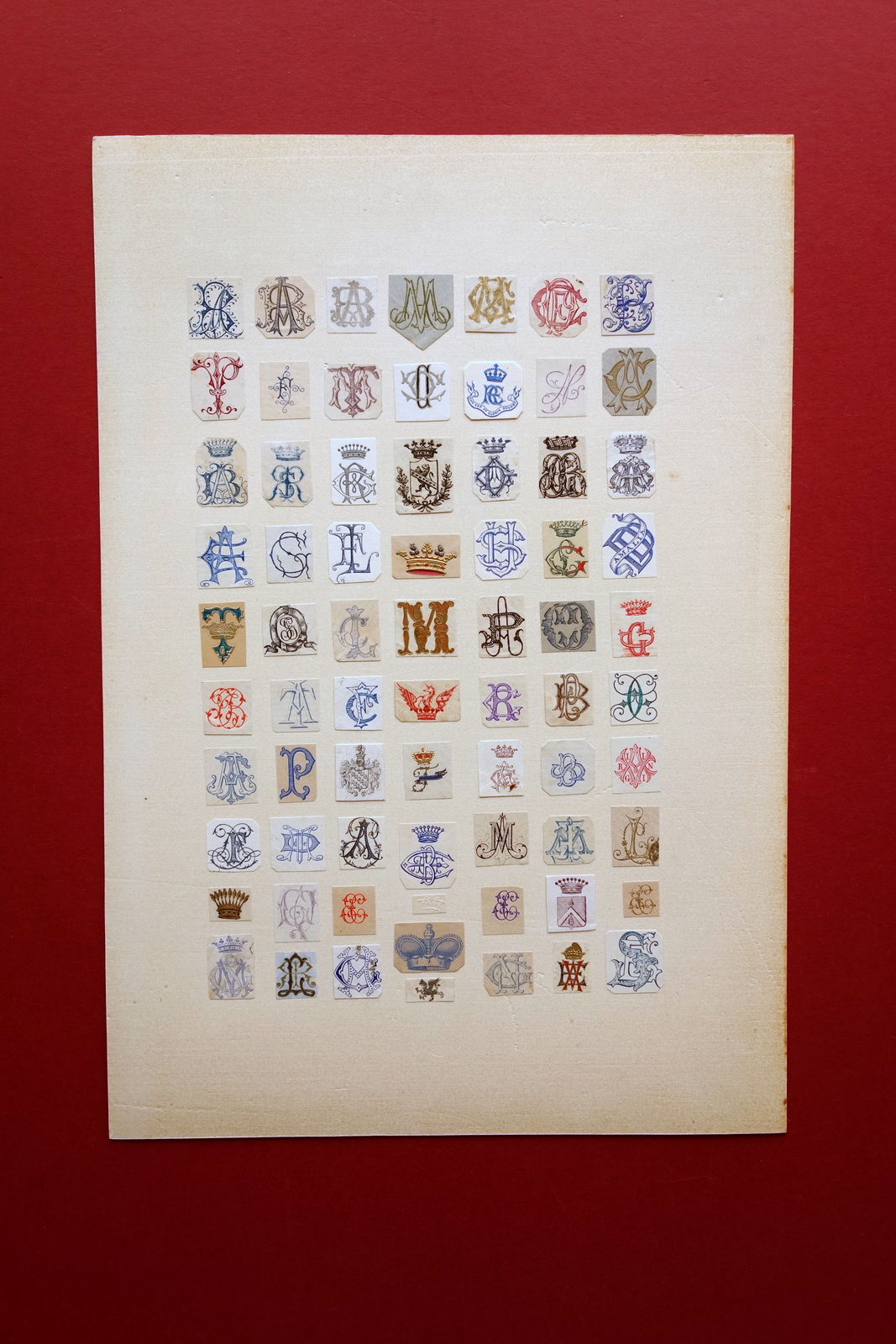 Collezione di Monogrammi Applicati su Cartoncino Decorati a Colori '800