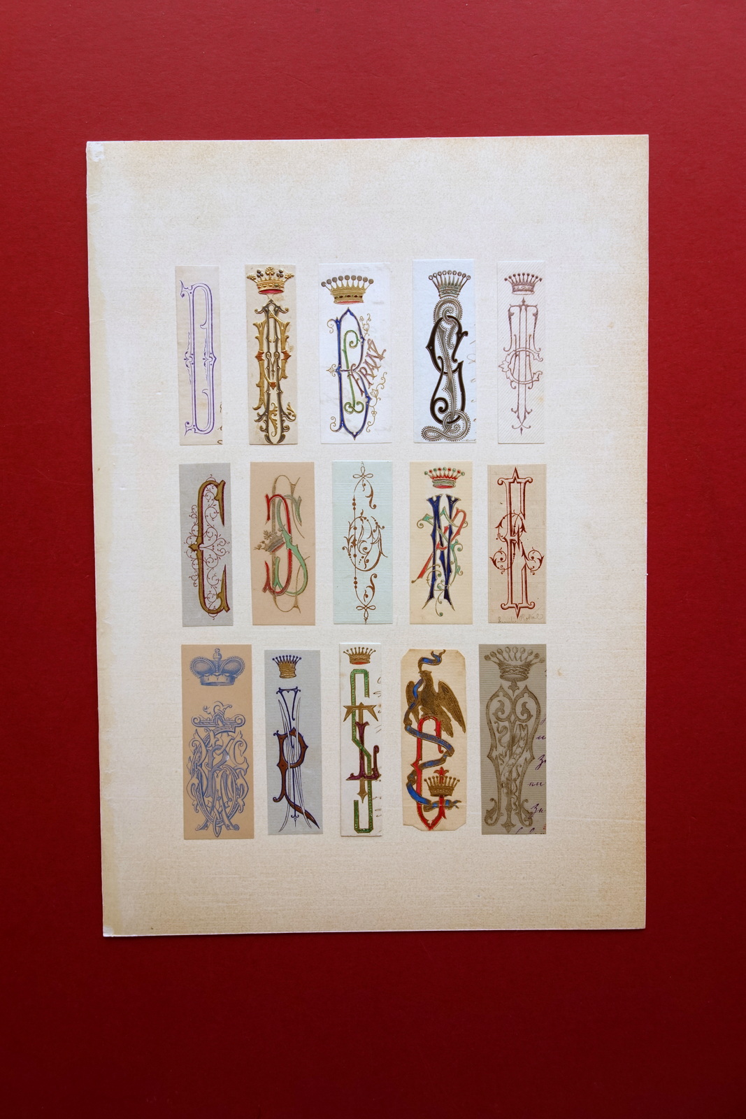Collezione di Monogrammi Applicati su Cartoncino Decorati a Colori '800