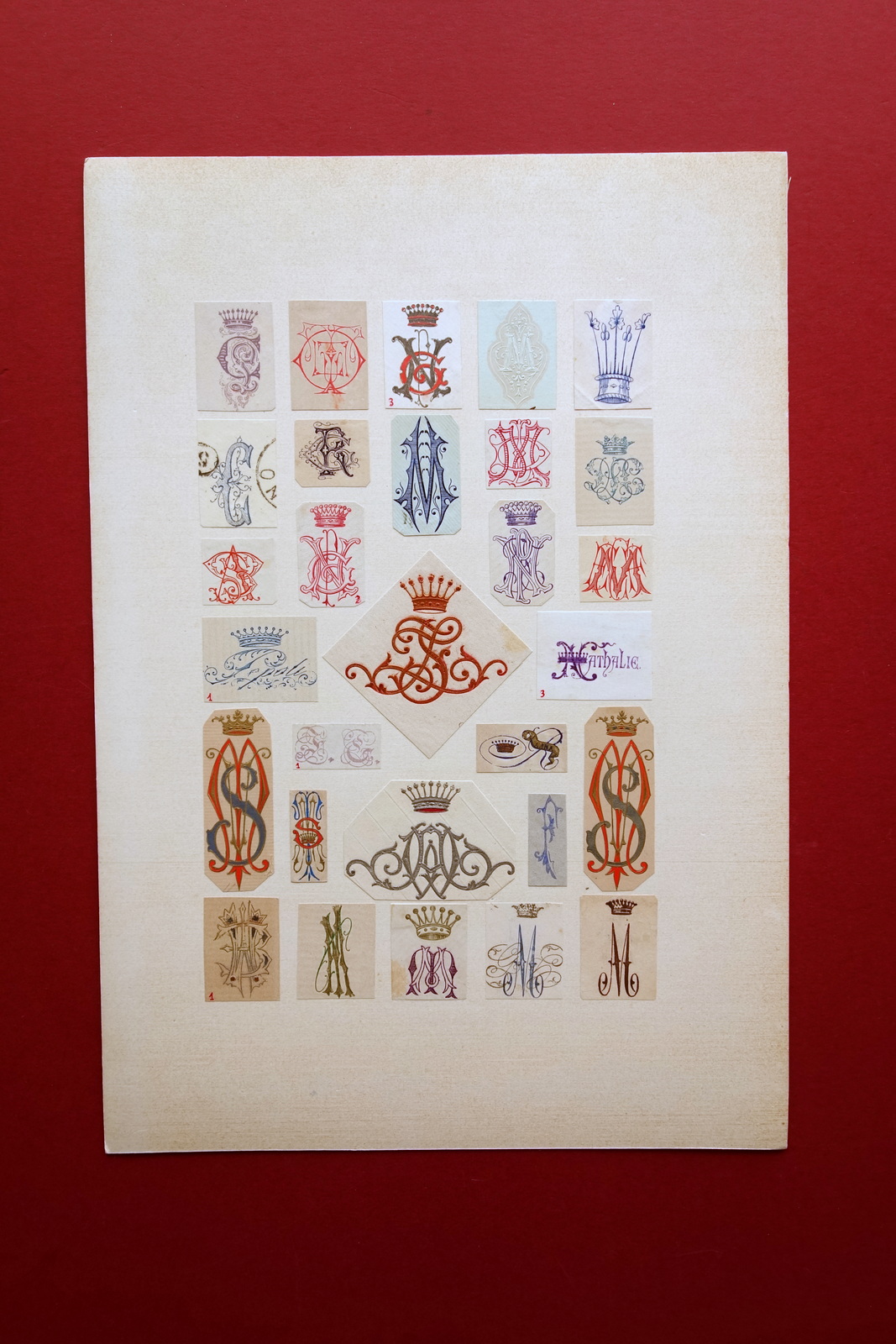 Collezione di Monogrammi Applicati su Cartoncino Decorati a Colori '800