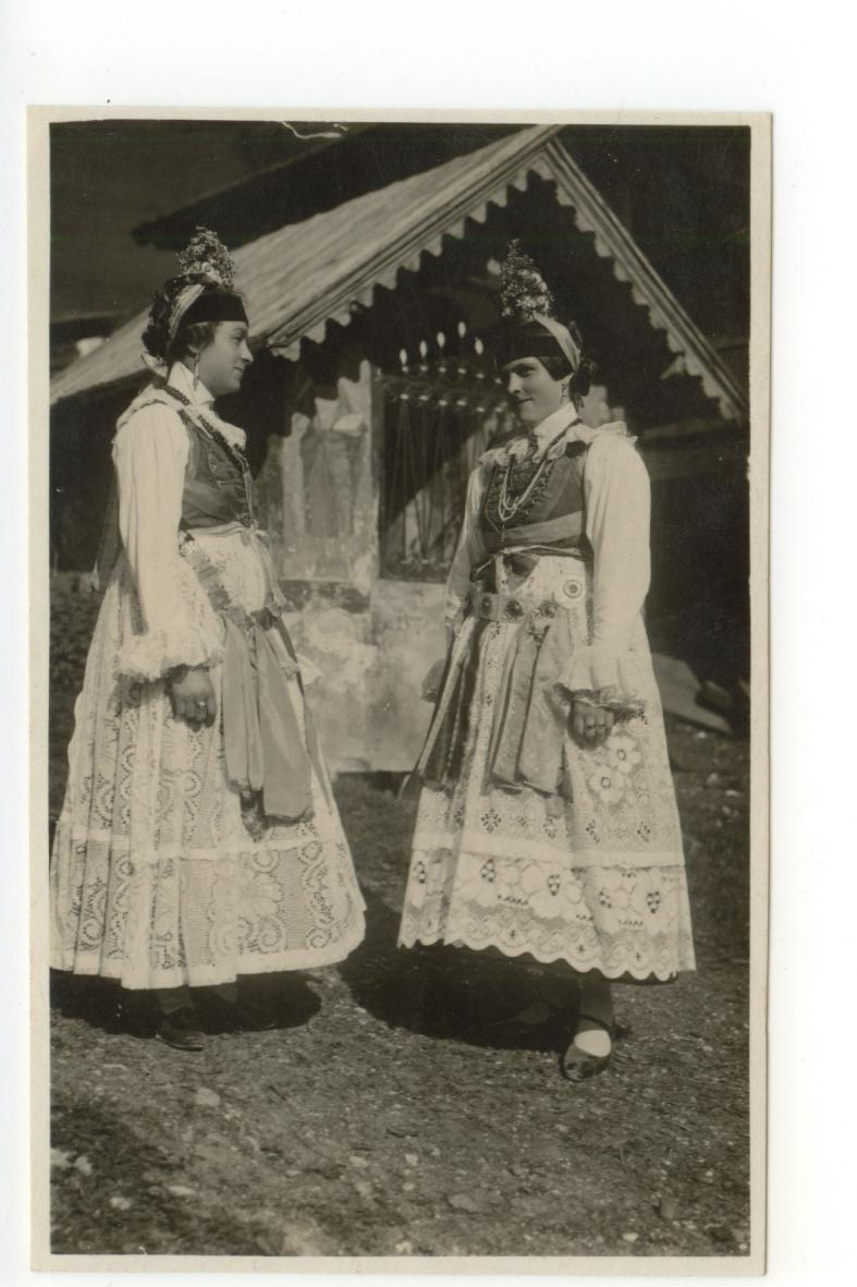 Fotocartolina Gruppo delle Dolomiti Costumi Gardenensi non viaggiata Perutz
