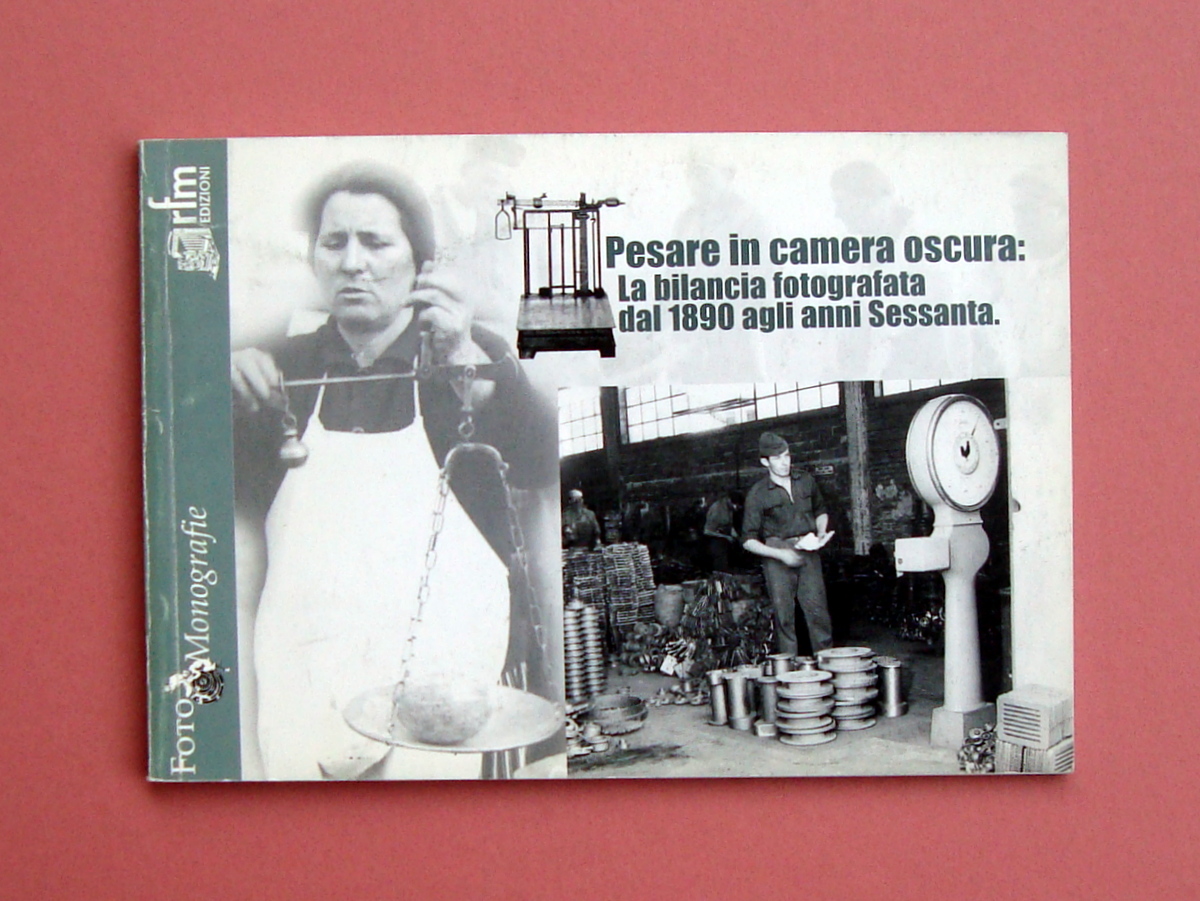 Pesare in camera oscura La Bilancia fotografata Campogalliano 2002 Fotografie