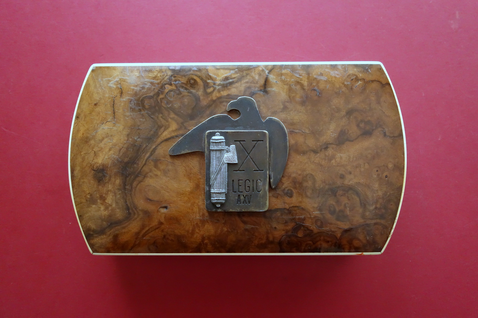 Scatola in Legno Impiallacciato Radica X Legio Bologna Fregio 1937 …