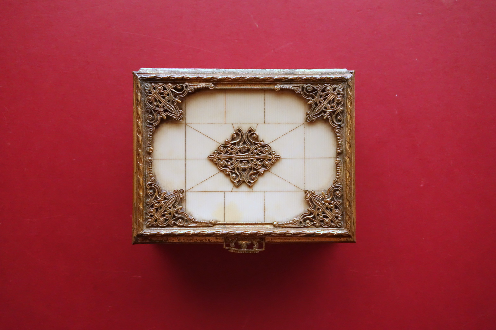 Scatola Portagioie in Avoriolina Ornata con Fregi in Ottone Anni …