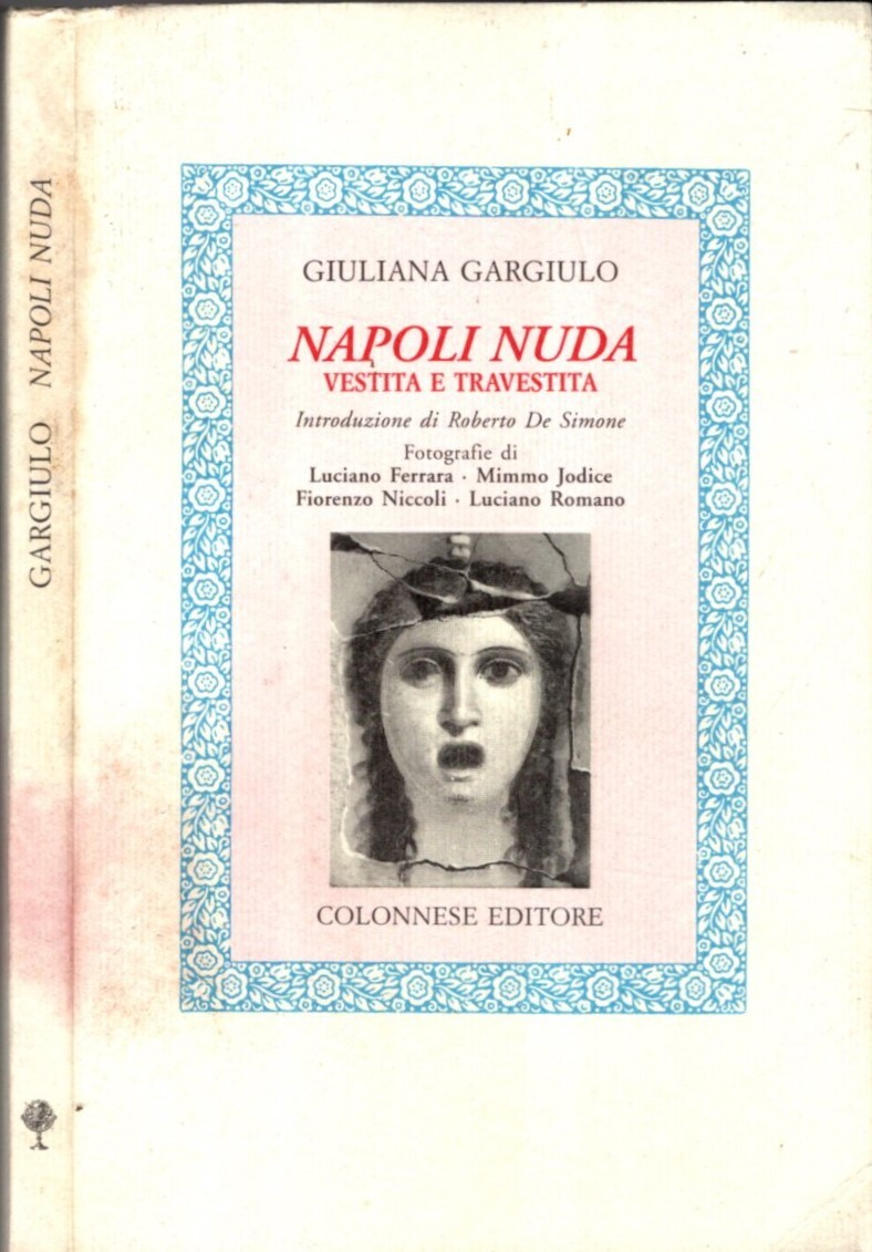 Napoli nuda, vestita e travestita