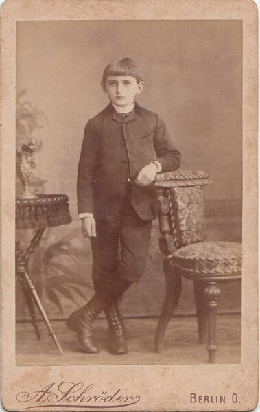 Foto Photo cdv ragazzino appoggiato alla sedia by A. Schroder …