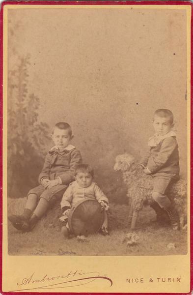 Foto photo cabinet card bambini in posa con giocattoli by …