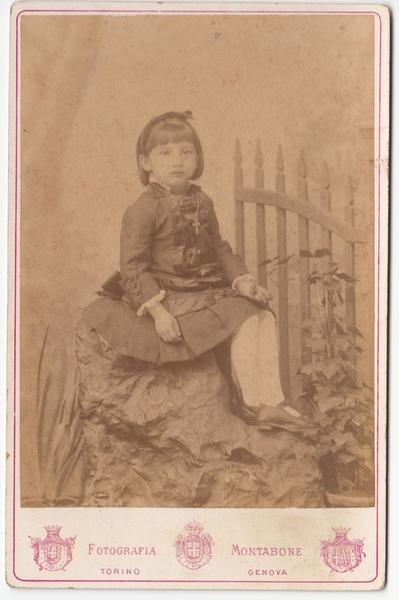 Foto photo cabinet card bambina seduta in posa by Bertelli …