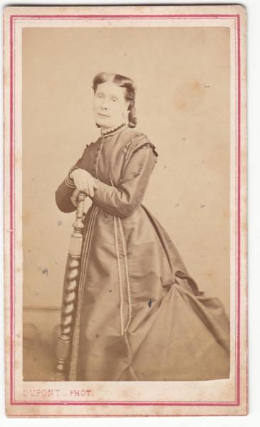 Foto photo gentildonna accanto alla sedia by Dupont Paris cdv …