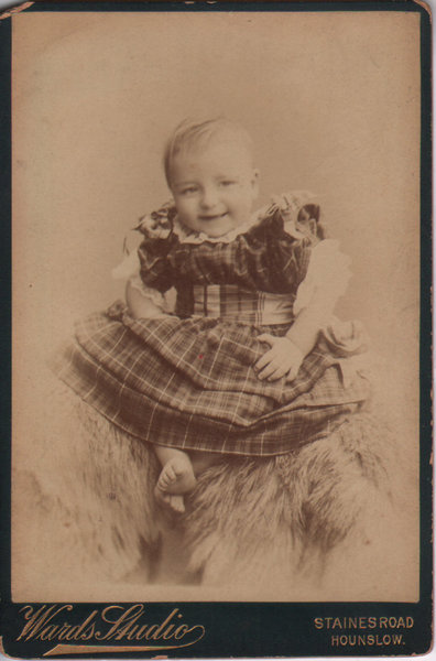 Foto photo cabinet card bambina con vestito a scacchi in …