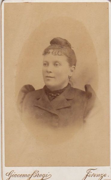 foto cdv gentildonna con capelli raccolti in ovale by G. …