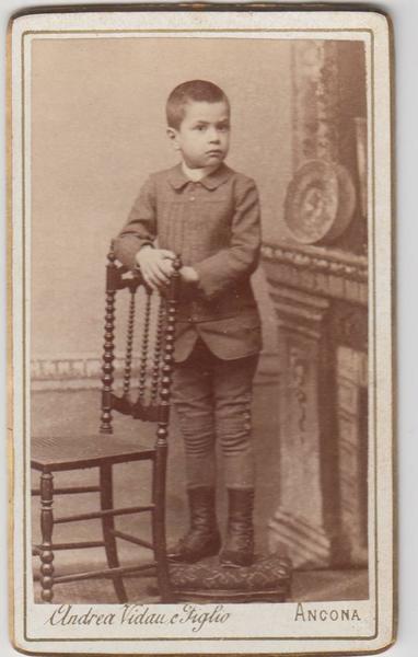 foto photo cdv bambino accanto alla sedia by A. Vidau …